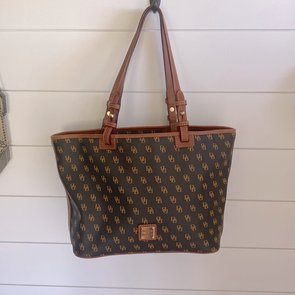 Amazing Classic Dooney & Bourke Zippered Brown Handbag with Red Interior